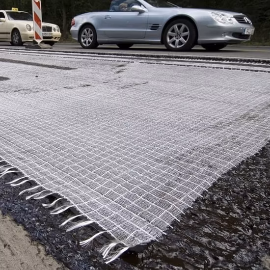 Betún no tejido compuesto de geomalla de poliéster (PET) recubierto para refuerzo de capa de asfalto